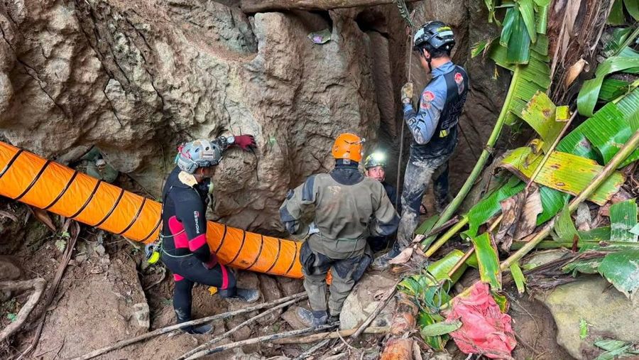 Anggota tim penyelamat berupaya menyelamatkan tujuh orang nan terjebak di dalam gua, di letak nan disebutkan sebagai Provinsi Xaisomboun, Laos, Selasa (26/5/2026). (Handout via REUTERS)