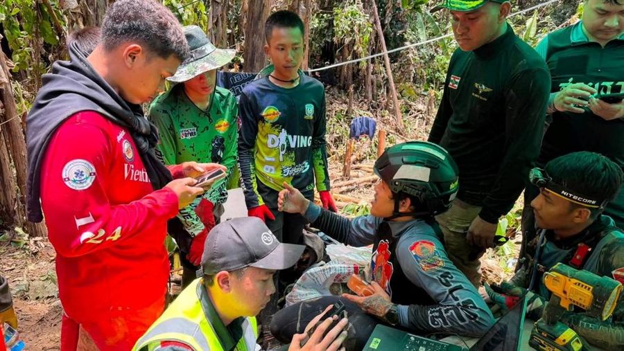 Anggota tim penyelamat berupaya menyelamatkan tujuh orang nan terjebak di dalam gua, di letak nan disebutkan sebagai Provinsi Xaisomboun, Laos, Selasa (26/5/2026). (Handout via REUTERS)