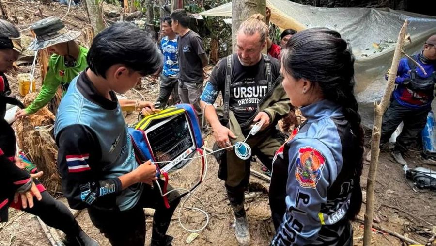 Anggota tim penyelamat berupaya menyelamatkan tujuh orang nan terjebak di dalam gua, di letak nan disebutkan sebagai Provinsi Xaisomboun, Laos, Selasa (26/5/2026). (Handout via REUTERS)