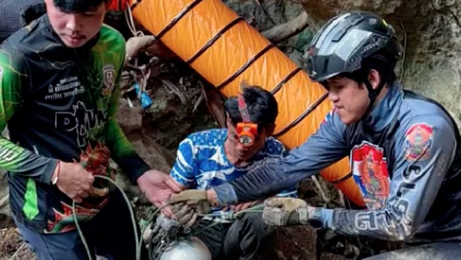 Anggota tim penyelamat berupaya menyelamatkan tujuh orang nan terjebak di dalam gua, di letak nan disebutkan sebagai Provinsi Xaisomboun, Laos, Selasa (26/5/2026). (Handout via REUTERS)