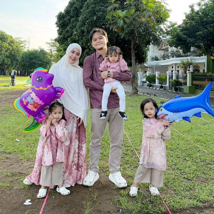 <p>Anisa Rahma dan Anandito membagikan momen merayakan Idul Adha bersama keluarga. Keluarga artis yang satu ini juga tampil mengenakan busana dengan sentuhan warna mauve. &ldquo;Selamat Hari Raya Idul Adha. Dari Dito, Anisa, Alma, Alsha, Aqila, dan balon kesukaan,&rdquo; tulis Anisa, dikutip dari laman Instagram <em>@anissarahma_12.&nbsp;</em>(Foto: Instagram @anisarahma_12)</p>