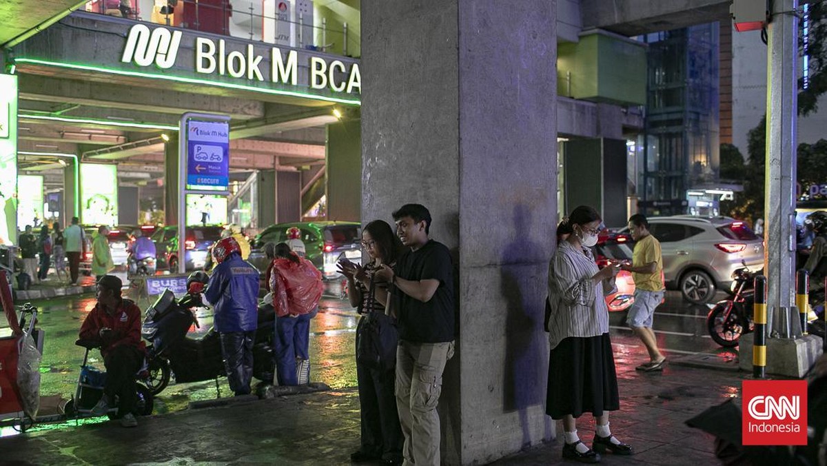 Kawasan Blok M kembali menjadi salah satu ruang favorit bagi generasi muda, khususnya Gen Z, untuk berkumpul dan mengekspresikan gaya hidup mereka. (CNN Indonesia/Adi ibrahim)