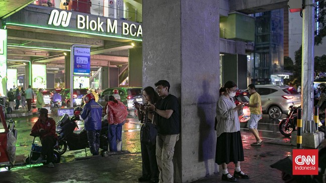 Kawasan Blok M kembali menjadi salah satu ruang favorit bagi generasi muda, khususnya Gen Z, untuk berkumpul dan mengekspresikan gaya hidup mereka. (CNN Indonesia/Adi ibrahim)