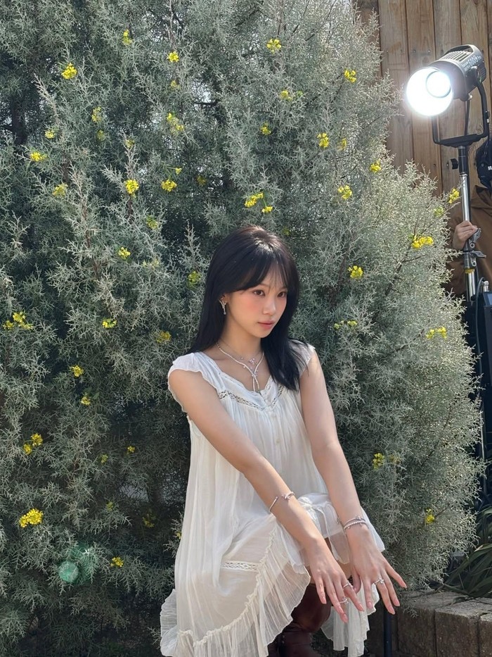 Artis Korea pertama dalam daftar ialah Kim Chaewon LE SSERAFIM. Meski untuk pemotretan majalah Harper&rsquo;s BAZAAR Korea bersama SWAROVSKI, namun penampilan sang leader patut diperbincangkan! / Foto: instagram.com/_chaechae_1