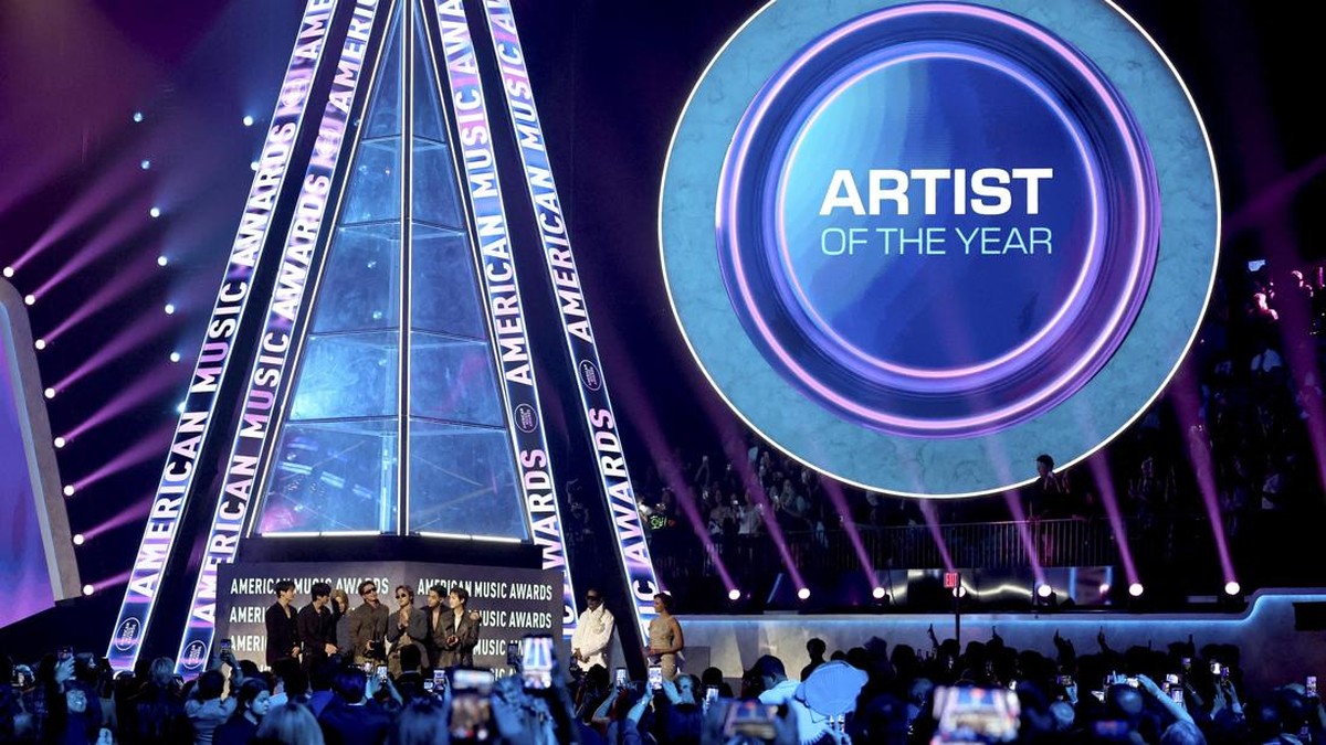 BTS mencatatkan prestasi di panggung global dengan meraih penghargaan Artist of the Year di American Music Awards (AMA) 2026.