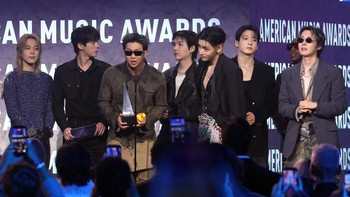 BTS mencatatkan prestasi di panggung global dengan meraih penghargaan Artist of the Year di American Music Awards (AMA) 2026. (AFP/Valerie Macon)