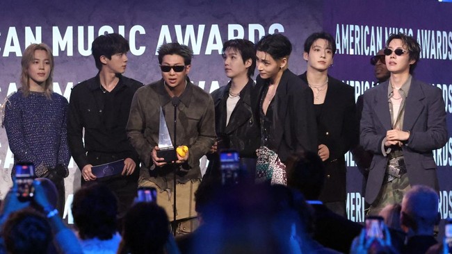 BTS mencatatkan prestasi di panggung global dengan meraih penghargaan Artist of the Year di American Music Awards (AMA) 2026. (AFP/Valerie Macon)