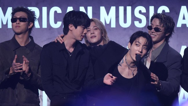 BTS mencatatkan prestasi di panggung global dengan meraih penghargaan Artist of the Year di American Music Awards (AMA) 2026. (AFP/Valerie Macon)
