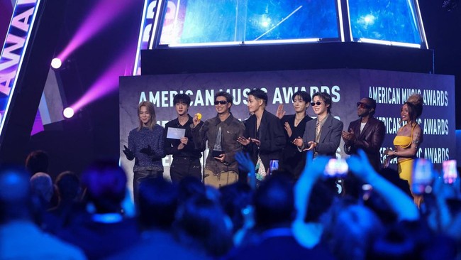 BTS mencatatkan prestasi di panggung global dengan meraih penghargaan Artist of the Year di American Music Awards (AMA) 2026.