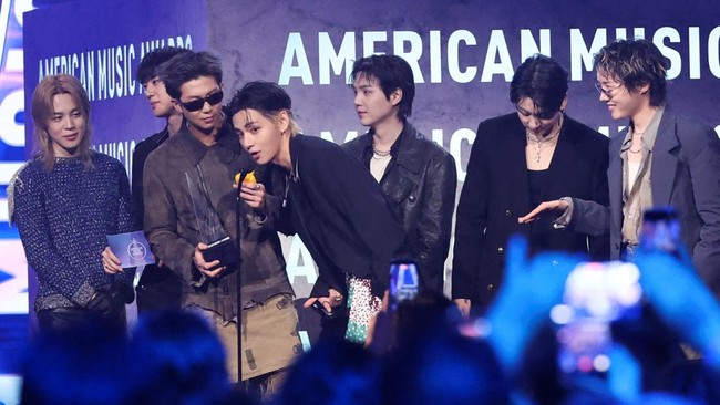 BTS mencatatkan prestasi di panggung global dengan meraih penghargaan Artist of the Year di American Music Awards (AMA) 2026.
