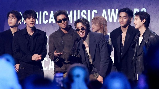 BTS mencatatkan prestasi di panggung global dengan meraih penghargaan Artist of the Year di American Music Awards (AMA) 2026.