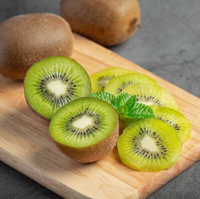 Kiwi utuh kaya akan sumber serat, vitamin E, C, dan polifenol. Kiwi yang kulitnya bisa dimakan adalah kiwi yang berwarna hijau dan emas.