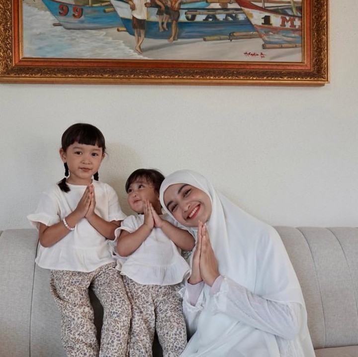 <p>Cut Intan memperlihatkan momen menggemaskan bersama kedua anaknya. Bunda seleb yang satu ini juga tampil mengenakan busana warna senada dengan anak-anaknya, yakni sentuhan putih dan cokelat. &ldquo;IED mubarak,&rdquo; tulis Intan, dikutip dari laman Instagram <em>@cut.intannabila.&nbsp;</em>(Foto: Instagram @cut.intannabila)</p>