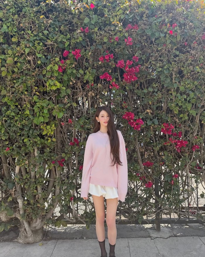Daftar ini belum lengkap kalau tidak memasukkan Jang Wonyoung IVE di dalamnya. Selalu tampil stylish dalam setiap kesempatan, gaya berpakaian bernuansa musim semi sang idol bisa banget kamu tiru, lho! / Foto: instagram.com/for_everyoung10