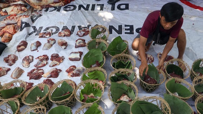 Petugas mengemas daging kurban di Cibinong, Kabupaten Bogor, Jawa Barat, Rabu (27/5/2026). Institute for Development of Economics and Finance (Indef) memproyeksikan jumlah hewan kurban pada Idul Adha 2026 mencapai sebanyak 1,59 juta ekor, yang terdir