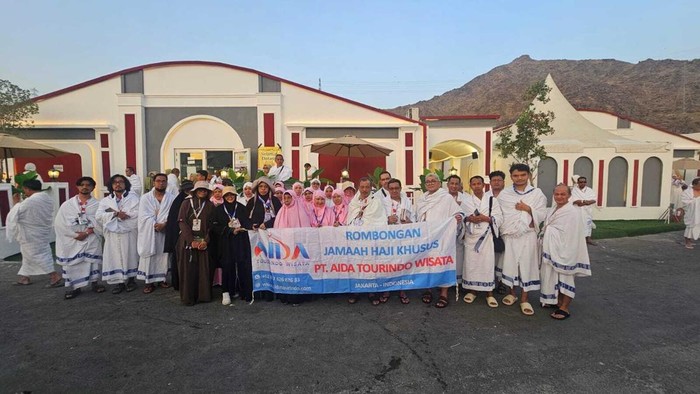 Sebanyak 49 orang jemaah dari travel Penyelenggara Ibadah Haji Khusus (PIHK) Aida Tourindo Wisata melaksanakan wukuf di Arafah pada Selasa, 26 Mei 2026.