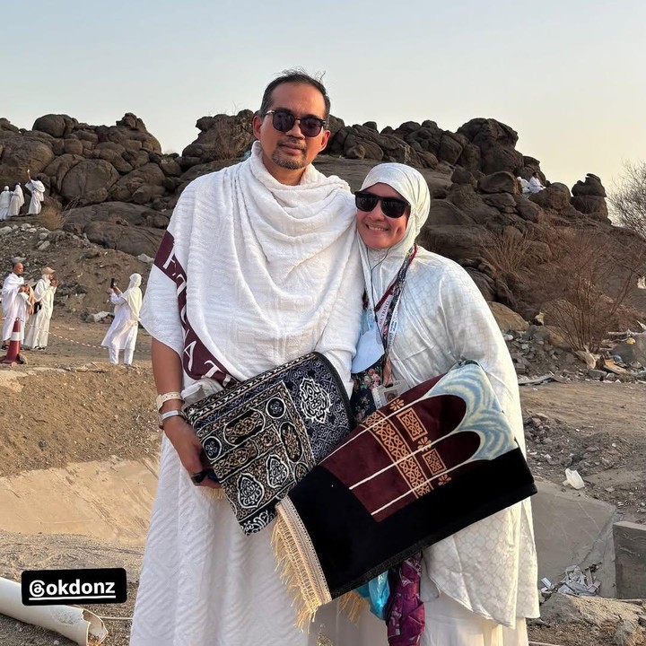 <p>Intan Nuraini bersama sang suami, Donny Azwan Putra, juga merayakan Idul Adha tahun ini di Tanah Suci sambil menunaik ibadah haji. Ia pun mengabadikan momen saat menginjakkan kaki di Arafah.&nbsp;(Foto: Instagram @intan_nuraini23)</p>