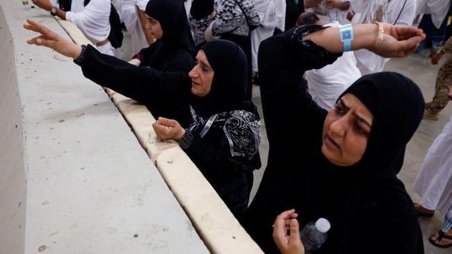 Muslim pilgrims cast stones at a pillar symbolising Satan, during the annual hajj pilgrimage in Mina, Saudi Arabia, May 27, 2026. REUTERS/Ibraheem Abu Mustafa