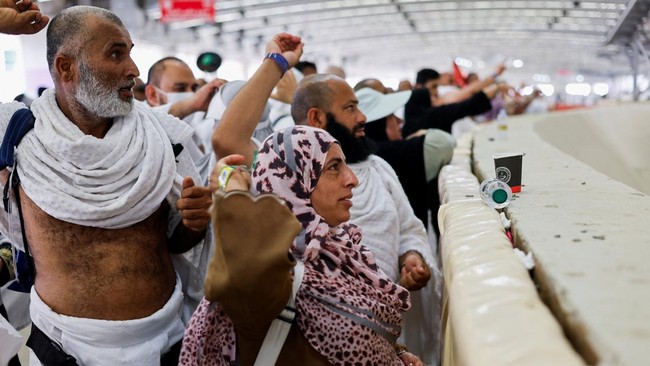 Muslim pilgrims cast stones at a pillar symbolising Satan, during the annual hajj pilgrimage in Mina, Saudi Arabia, May 27, 2026. REUTERS/Ibraheem Abu Mustafa