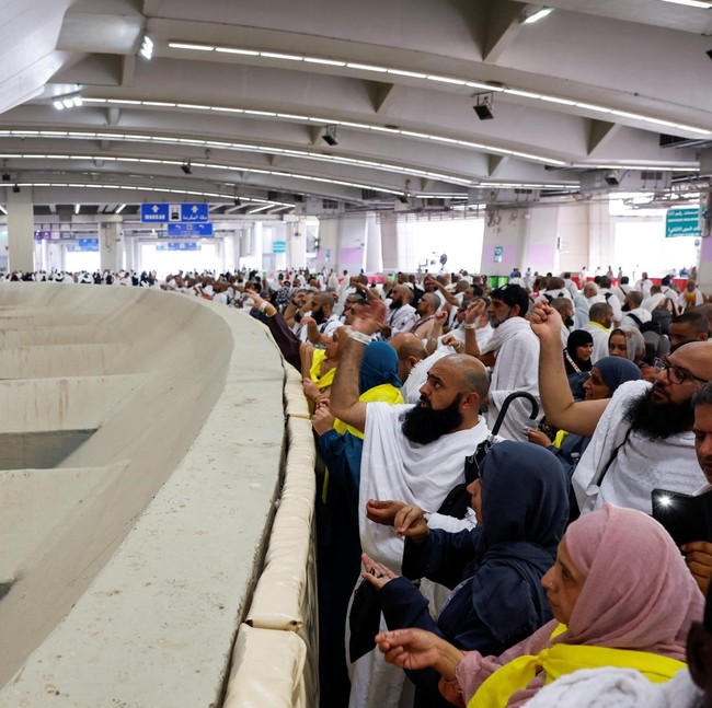 Muslim pilgrims cast stones at a pillar symbolising Satan, during the annual hajj pilgrimage in Mina, Saudi Arabia, May 27, 2026. REUTERS/Ibraheem Abu Mustafa