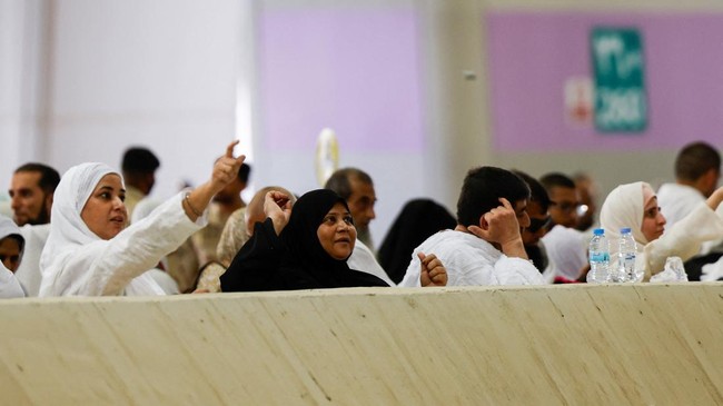 Muslim pilgrims cast stones at a pillar symbolising Satan, during the annual hajj pilgrimage in Mina, Saudi Arabia, May 27, 2026. REUTERS/Ibraheem Abu Mustafa