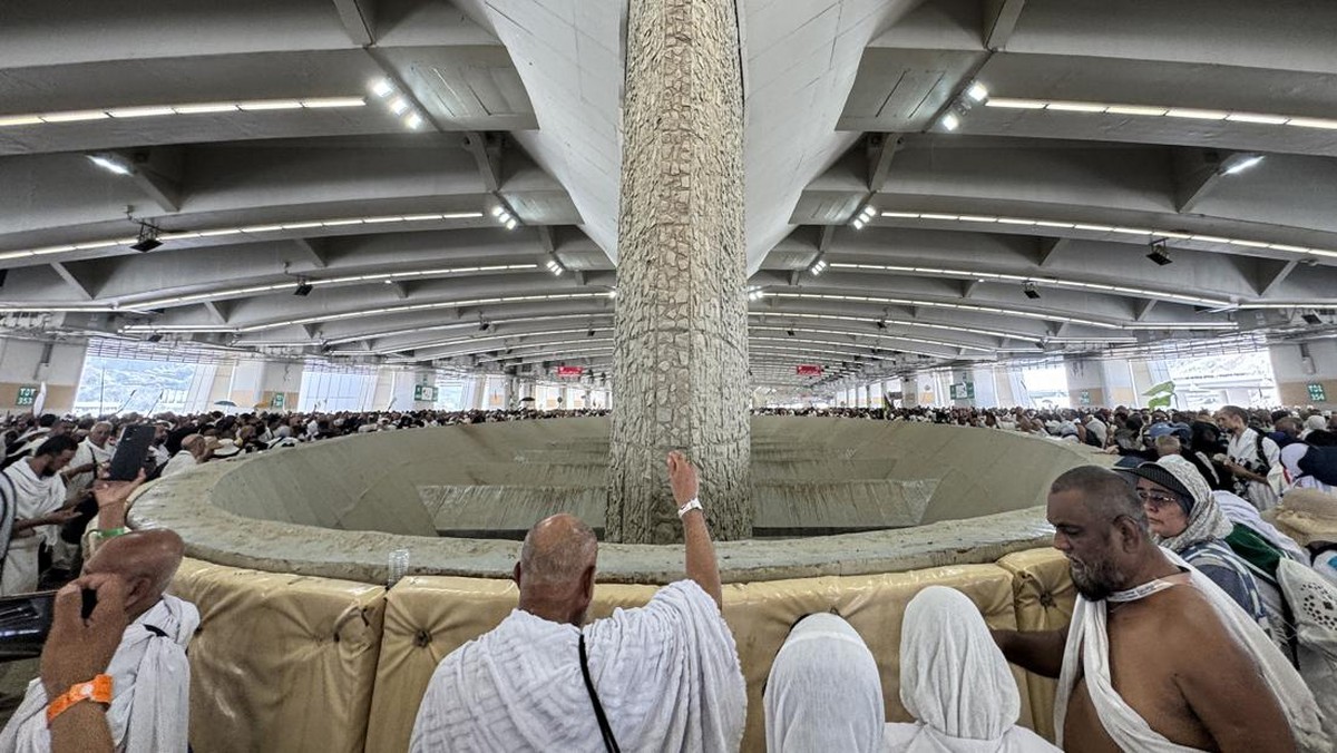 Jamaah haji melempar jumrah aqobah di Jamarat, Mina, Makkah, Arab Saudi, Rabu (27/5). Lempar jumrah aqobah pada 10 Zulhijah merupakan salah satu wajib haji yang dilakukan sebagai simbol pengusiran setan yang pernah dilakukan Nabi Ibrahim AS.