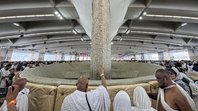Jamaah haji melempar jumrah aqobah di Jamarat, Mina, Makkah, Arab Saudi, Rabu (27/5). Lempar jumrah aqobah pada 10 Zulhijah merupakan salah satu wajib haji yang dilakukan sebagai simbol pengusiran setan yang pernah dilakukan Nabi Ibrahim AS.