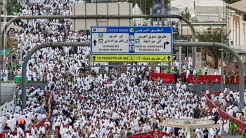 Jutaan umat Islam dari berbagai penjuru dunia memadati Padang Arafah, Arab Saudi, Selasa (26/5), untuk wukuf yang jadi puncak rangkaian ibadah haji.
