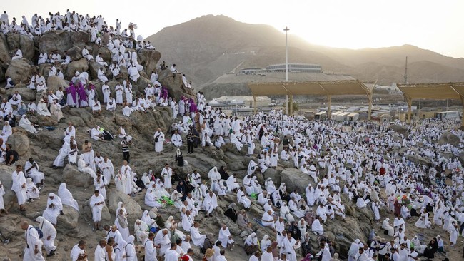 Muslim pilgrims gather at Mount of Mercy on the plain of Arafat during the annual hajj pilgrimage, May 26, 2026.(Zain Jaafar/ AFP)