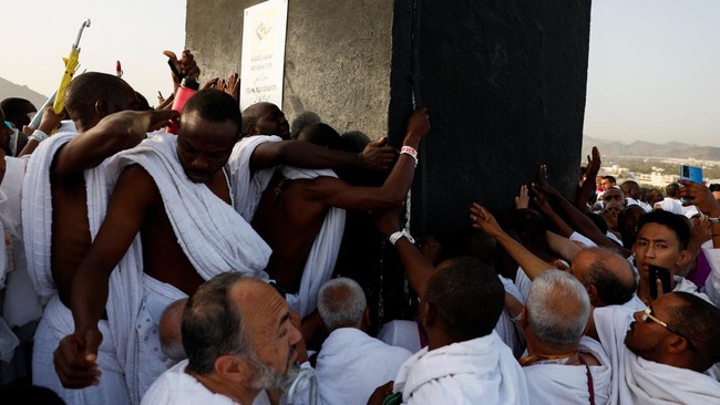 Muslim pilgrims gather at Mount of Mercy on the plain of Arafat during the annual hajj pilgrimage, May 26, 2026. REUTERS/Ibraheem Abu Mustafa