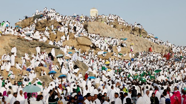 Muslim pilgrims gather at Mount of Mercy on the plain of Arafat during the annual hajj pilgrimage, May 26, 2026. REUTERS/Ibraheem Abu Mustafa