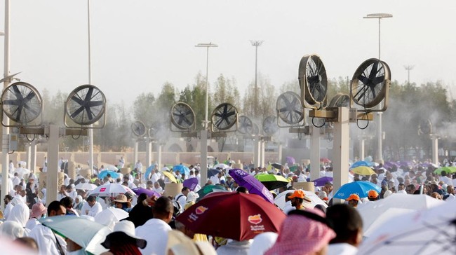 Muslim pilgrims gather at Mount of Mercy on the plain of Arafat during the annual hajj pilgrimage, May 26, 2026. REUTERS/Ibraheem Abu Mustafa