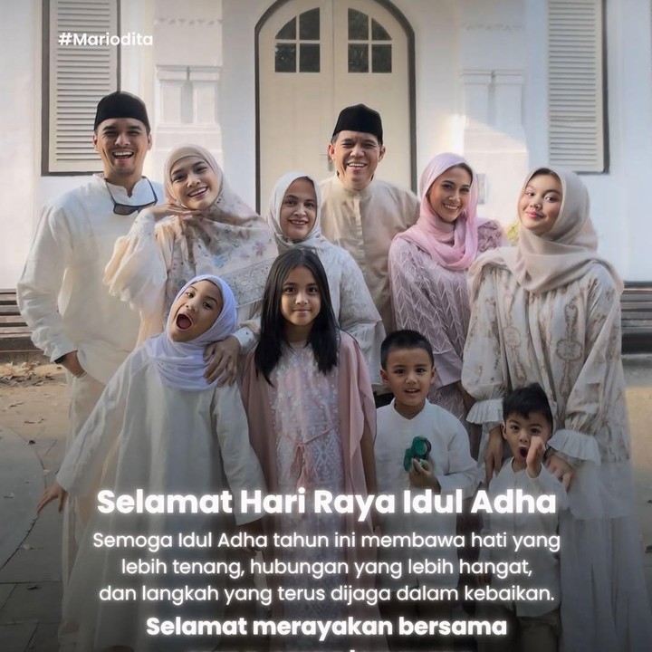 <p>Ratu Ananda dan Mario Irwinsyah menunjukkan momen penuh kehangatan dan sukacita bersama keluarga besar. Pasangan artis satu ini pun menuliskan doa-doa terbaiknya. &ldquo;Selamat Hari Raya Idul Adha. Semoga Idul Adha tahun ini membawa hati yang lebih tenang, hubungan yang lebih hangat, dan langkah yang terus dijaga dalam kebaikan. Selamat merayakan bersama orang-orang tersayang,&rdquo; tulis Ratu, dikutip dari laman Instagram <em>@ratu_anandita.&nbsp;</em>(Foto: Instagram @ratu_anandita)</p>