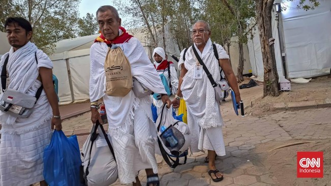 Suasana jemaah haji dari berkumpul di Padang Arafah untuk mengikuti wukuf pada Selasa (26/5) kemarin. (CNN Indonesia/Agus Triyono)