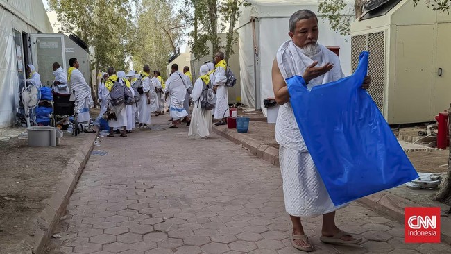 Suasana jemaah haji dari berkumpul di Padang Arafah untuk mengikuti wukuf pada Selasa (26/5) kemarin. (CNN Indonesia/Agus Triyono)