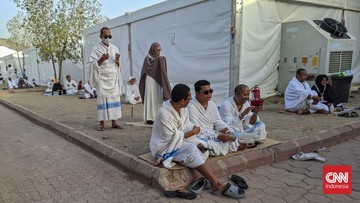 FOTO: Khusyuk Jemaah Melakukan Perenungan Diri dan Berdoa di Arafah
