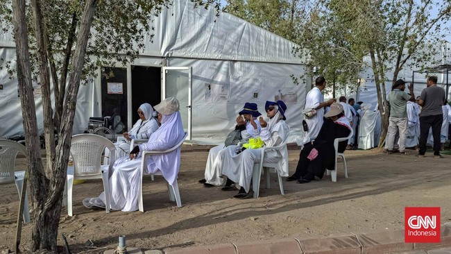 Suasana jemaah haji dari berkumpul di Padang Arafah untuk mengikuti wukuf pada Selasa (26/5) kemarin. (CNN Indonesia/Agus Triyono)