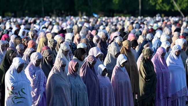 Muslim worshippers offer prayers for Eid al-Adha, or Feast of Sacrifice, in Denpasar, on Indonesia's resort island of Bali on May 27, 2026, marking the end of the Hajj pilgrimage. (Photo by SONNY TUMBELAKA / AFP)