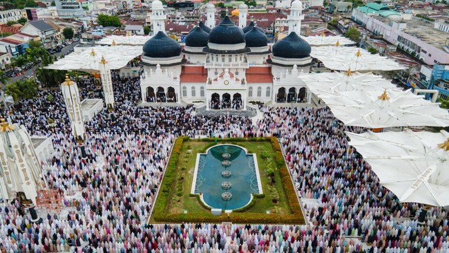 This aerial picture shows Muslim worshippers offering Eid al-Adha prayers at Baiturrahman Grand Mosque in Banda Aceh on May 27, 2025. (Photo by CHAIDEER MAHYUDDIN / AFP)