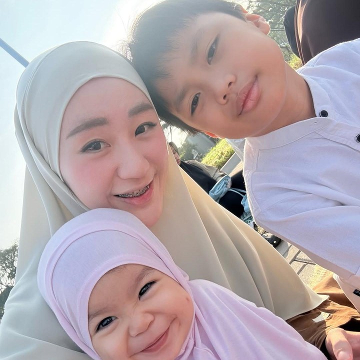 <p>Larissa Chou menunjukkan momen manis merayakan Idul Adha bersama kedua anaknya, Muhammad Yusuf Alvin Ramadhan dan Alesha Alifa Habatillah Rosadi. &ldquo;Salam sayang dari kita ber-3, mohon maaf lahir batin semua Allahuma Baarik,&rdquo; tulis Larissa, dikutip dari laman Instagram <em>@larissachou.&nbsp;</em>(Foto: Instagram @larrissachou)</p>