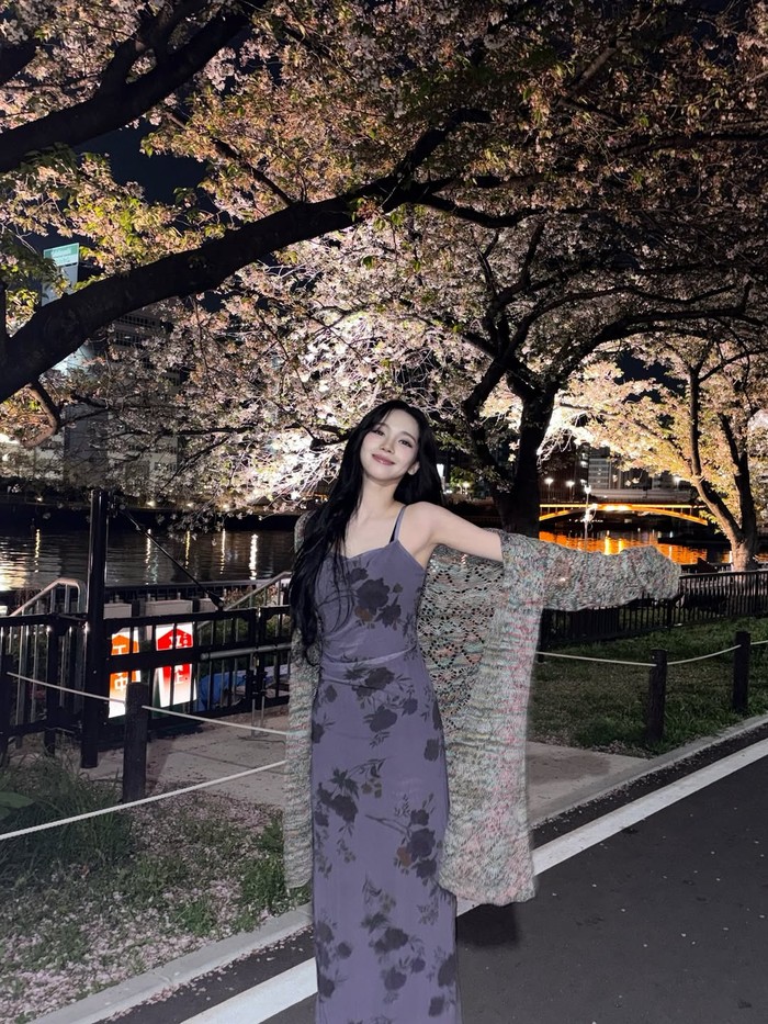 Lebih suka berpenampilan sederhana dan elegan? Jangan khawatir ya, Beauties! Cukup dengan mengenakan dress simpel dan outer seperti cardigan, kamu bisa achieve effortless spring look ala Karina aespa dalam foto ini! / Foto: instagram.com/katarinabluu