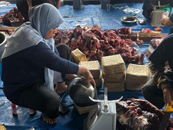 Masjid Al Azhar Pakai Besek Bambu, Distribusi Daging Kurban Delivery Order