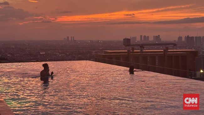 Suasana area rooftop Trans Luxury Hotel Surabaya.