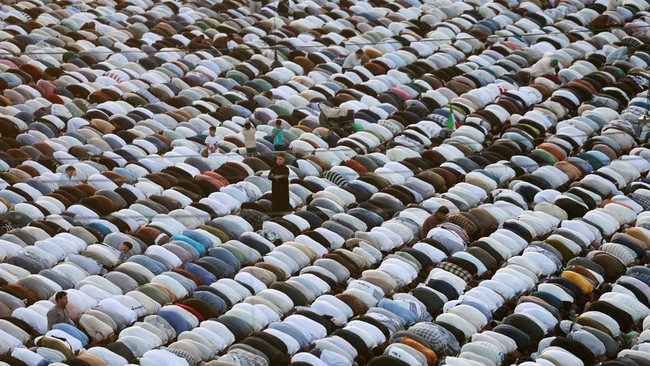 Shi'ite Muslim worshippers perform Eid al-Adha prayers between the shrines of Imam Hussein and Imam Abbas in the holy city of Karbala, Iraq, May 27, 2026. REUTERS/Alaa Al-Marjani     TPX IMAGES OF THE DAY
