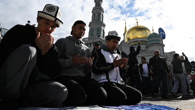 Muslim devotees offer Eid al-Adha prayers outside the Central Mosque in Moscow on May 27, 2026. (Photo by Igor IVANKO / AFP)