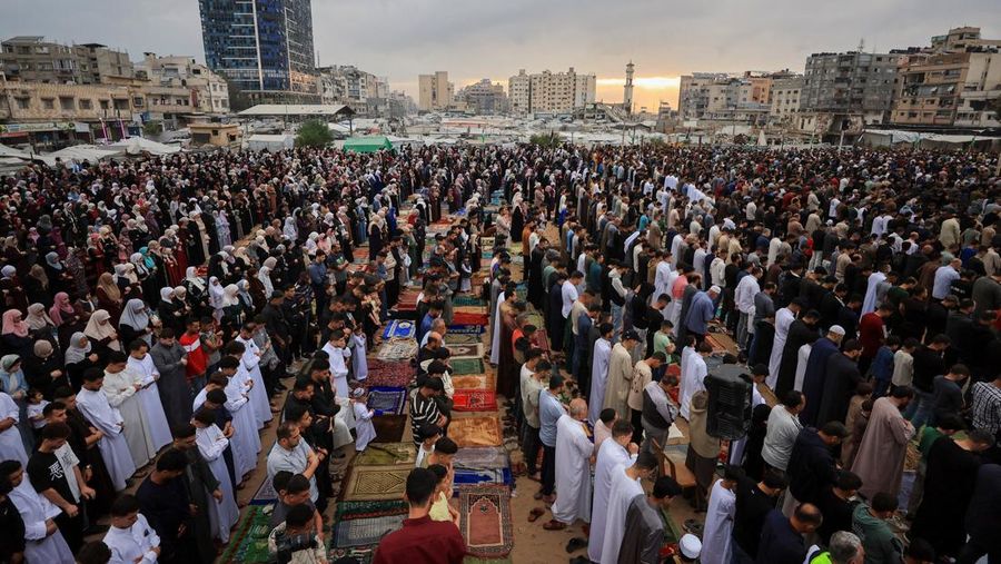 Muslim Palestina menghadiri salat Iduladha, di Kota Gaza, Rabu (27/5/2026). (REUTERS/Dawoud Abu Alkas)