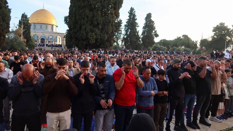 Para jamaah Muslim menghadiri salat Iduladha di Masjid Al-Aqsa, nan juga dikenal oleh orang Yahudi sebagai Bukit Bait Suci, di Yerusalem, (Rabu (27/5/2026). (REUTERS/ Sinan Abu Mayzer)