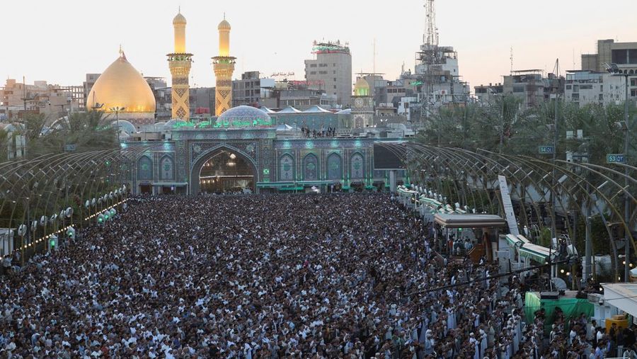 Para jamaah Muslim Syiah melaksanakan salat Iduladha di antara makam Imam Hussein dan Imam Abbas di kota suci Karbala, Irak, Rabu (27/5/2026). (REUTERS/Alaa Al-Marjani)