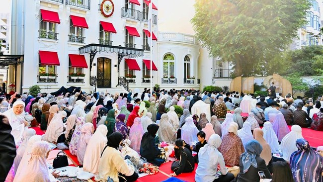 Presiden Republik Indonesia Prabowo Subianto melaksanakan salat sunah Iduladha 1447 Hijriah di Wisma Indonesia, Paris, Prancis, pada Rabu, 27 Mei 2026, bertepatan dengan 10 Zulhijah 1447 Hijriah