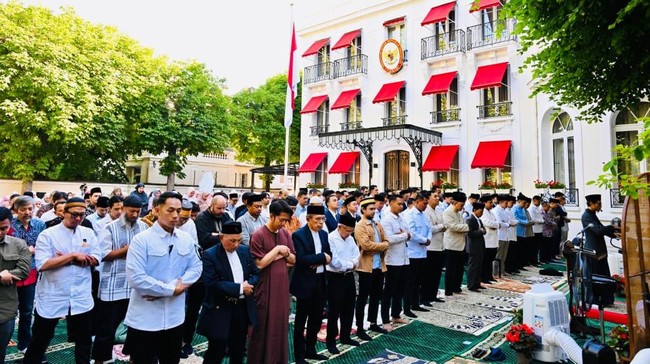 Presiden Republik Indonesia Prabowo Subianto melaksanakan salat sunah Iduladha 1447 Hijriah di Wisma Indonesia, Paris, Prancis, pada Rabu, 27 Mei 2026, bertepatan dengan 10 Zulhijah 1447 Hijriah. (Laily Rachev - Biro Pers, Media, dan Informasi Sekret